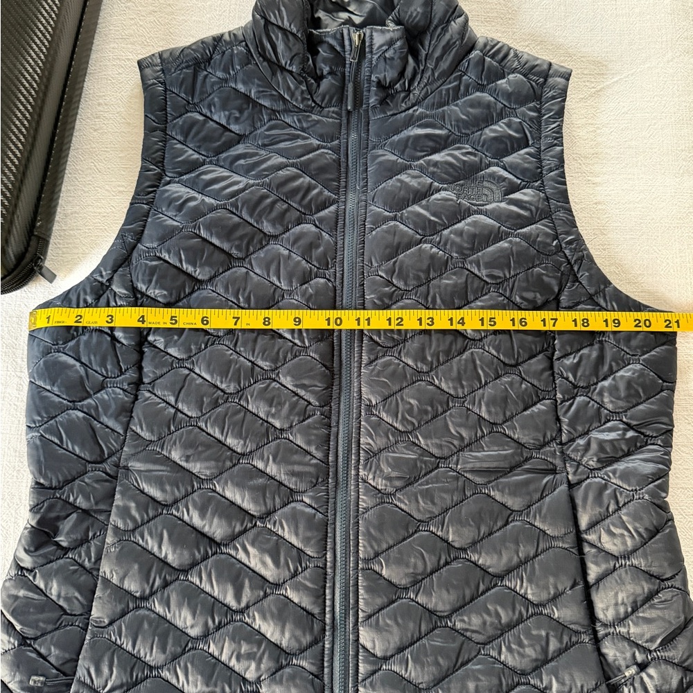 The North Face Thermoball Vest - never worn - Picture 7 of 10